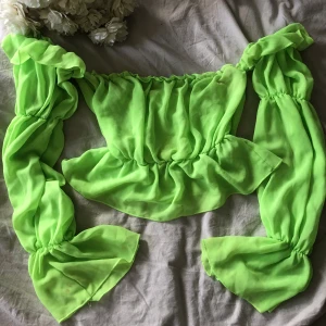 Fin topp off shoulder - Så najs off shoulder topp! Figursydd väldigt snygg. 65kr