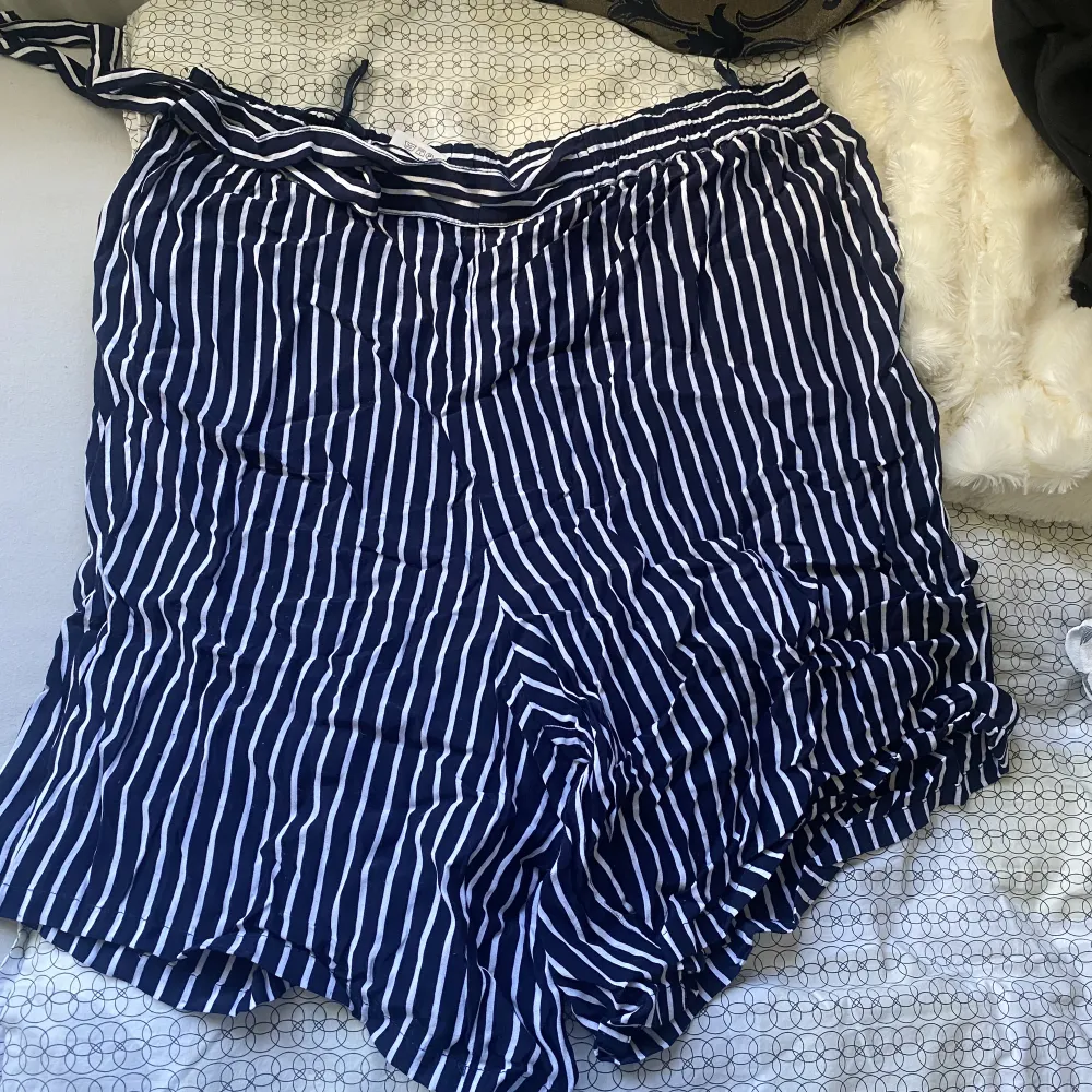 Ett par marinblå kortbyxor med knytband. Jättefina och sköna till sommaren!. Shorts.