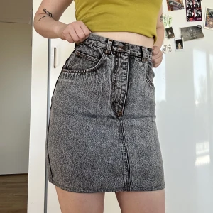 Kort jeanskjol  - Kort svart/grå jeanskjol. Köpt i secondhandbutik. Storlek S/M