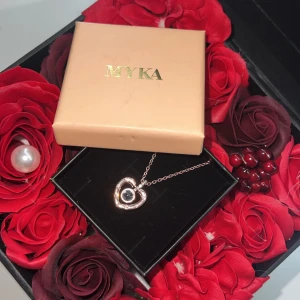 Gıft box wıth necklaces - En låda som innehåller ett halsband som innebär ordet ”Jag älskar dig” på hundra olika språk Priset kan diskutera 🥰
