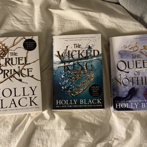 the folk of the air - 75 kr styck (de första tre böckerna) ! Alla är i bra skick, kan skicka fler bilder om det önskas <3