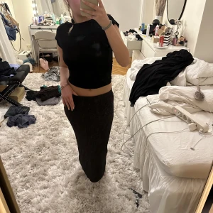 Långkjol - Grå-svart långkjol. Så fin men används inte längre