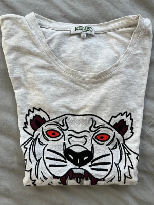 Kenzo tröja  - Kenzo t-skirt storlek M, men jag tyckerxatt den är liten i storleken. Bra skick.