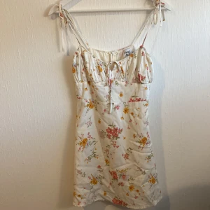 Klänning - Klänning från princess polly. Är i storlek s men skulle säga att den är liten i storleken så passar en xs 