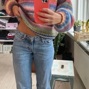 Los waist jeans - Ginas straight low waist jeans i storlek 32! Säljer då dom tyvärr är för små🥱Har dessa i grå, svart och den som ni ser på bilden. Alla är till salu, ett par kostar 200kr😊