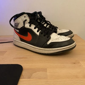 Jordan 1 mid - Tjena! Säljer ett par jordan 1 mid då jag inte använder dem mer. Dem är väldigt slitna men kan fortfarande användas. Priset är inte fast så kan diskueras. Köparen står för frakten om det inte går att mötas upp. 