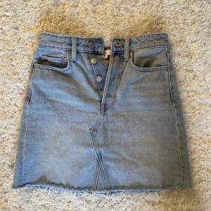 Säljer denna jätte fina ljusblåa jeans kjol från hm💗säljer då den är lite för kort för mig med så långa ben💗 Frakt tillkommer  Nypris 299