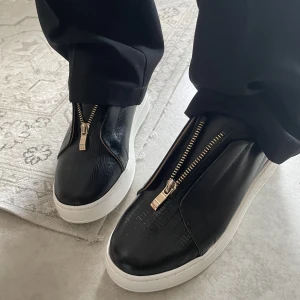 Helt ny skor. - Säljer dessa skor, helt ny från NA-KD då dom är för små för mig. Super snygga skor, säljer för 500kr, nypris 800kr!