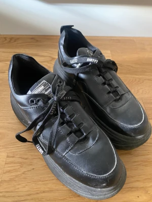 Sixty7 - Använda två gånger, där av fint skick. 6 cm platå, stl 38. Ny pris 749 kr.