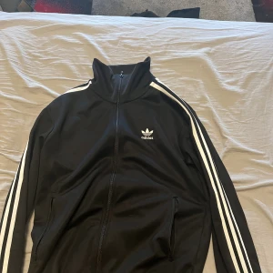 Adidas zip up  - Helt ny aldrig använd, pris kan diskuteras vid snabbt affär