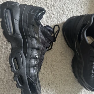 Nike air max 95 - Helt nya Nike air max 95 som aldrig är använda! De är i storlek 39 och nypris är 1500kr. Säljer de för 1000kr då de är i nyskick. 