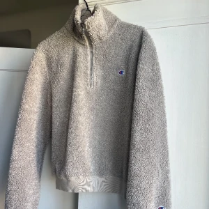 Champion tröja  - Jätte mysig champion tröja ifrån Champion! Säljer då inte kommer till användning längre. Storlek S. Kom privat vid frågor❤️