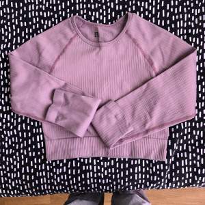 Tränings tröja  Lila  Crop top🫰very tight and cute 