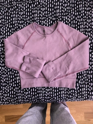 Gym tröja - Tränings tröja  Lila  Crop top🫰very tight and cute 