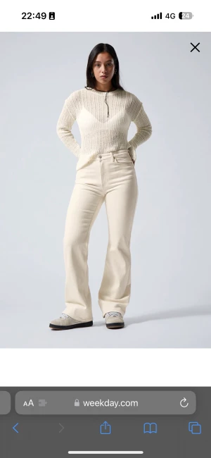 Ljusa jeans - Säljer dessa ljusbeiga jeansen från Weekday. De är helt nya (orginalförpackning och prislappen är kvar) och jag säljer pga att jag köpte i två stl. De är flare. Skriv om du vill ha bilder på! W25 L32, de passar bra på mig och jag är 167/168. Nypris 600kr