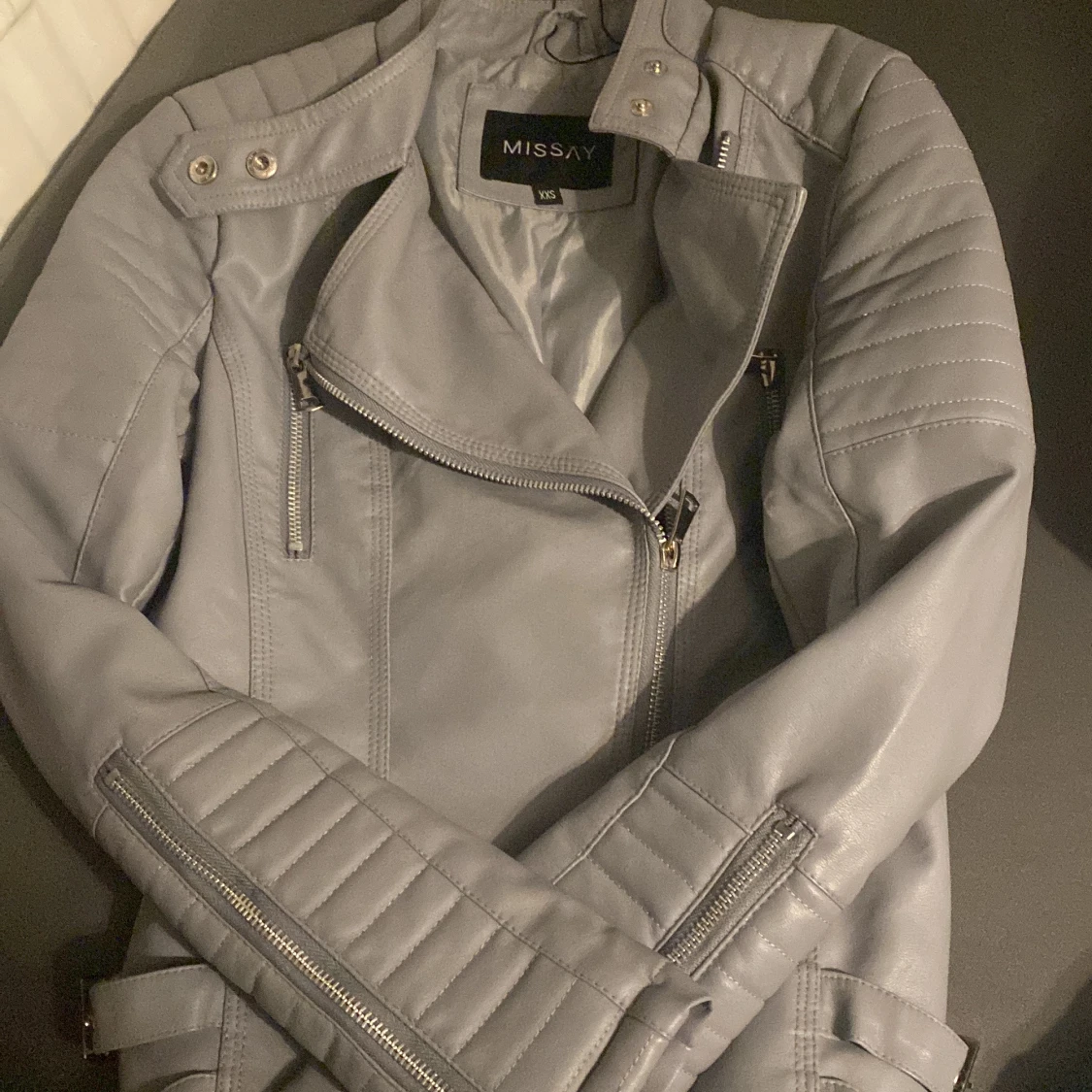 Säljer en skinnjacka för 100kr  - 90