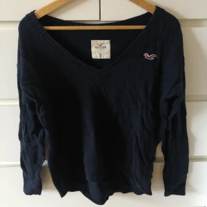Hollister tröja - Jättefin v-ringad hollister tröja. Marinblå och storlek M.