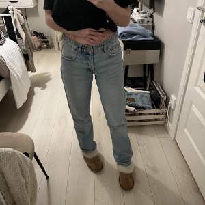 Zara jeans köpta för nått år sen men passar inte längre. I bra skick även fast dom är använda några gånger.
