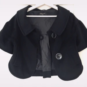 Kofta  - Snygg kortärmad kofta/ kappa, intressekoll, ge förslag på pris inget under 150