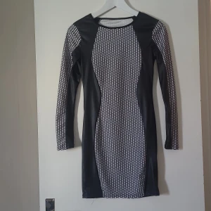 Klänning  - Klänning i stl 34/36. Står stl M i klänningen men är mer som en 34/36a.Material polyester och spansex. Klänningen är i fint skick, knappt använd.   Pris: 100:- Frakt tillkommer på 29:- 