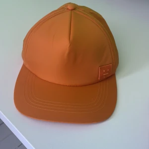 Acne studios keps  - Aldrig använd acne studios keps, nypris 900kr, byten accepteras  