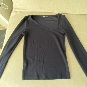 Topp - Navy topp ifrån zara i storlek S, super fin, bra skick🌸