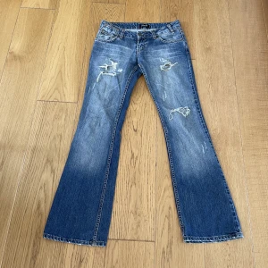 Dolce & Gabbana low waist bootcut jeans - Ett par lågmidjade utsvängda jeans från märket Dolce and Gabbana. Storleken är 29 midja, men pga vintage modell skulle jag säga att de passar 27-28 mer, eller s/36. Jättefina säljer för att de tyvärr är för små för mig. Kontakta mig gärna ang mått osv💓