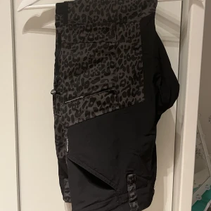 Revolutionrace byxor - Köptes för 599! Revolutionrace byxor i storlek 40. (har ett par i storlek 38 med). Nyskick och endast använda en gång. Säljer då de ej kommer till användning. ❤️