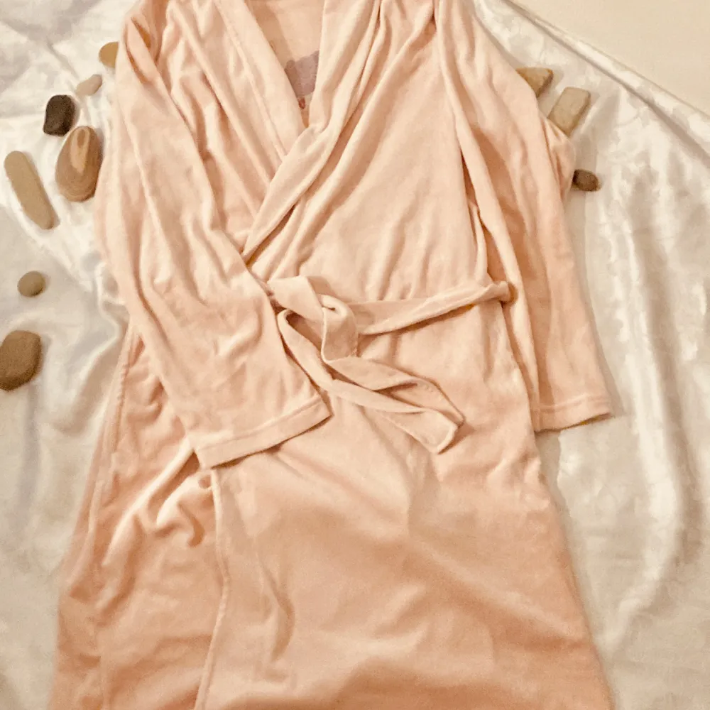 Jätte fin rosa morgonrock som tyvärr är för liten på mig! Den är sparsamt använd och är i princip i nyskick. Storleken är 170 och priset är 75 kr. Kontakta för mer bilder!. Jackor.
