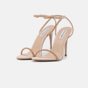 Steve madden  - Säljer dessa klackar helt oanvända. I strl 39.  Köpt för 999 kr säljer dessa för 650, pris kan diskuteras vid snabb affär Frakt tillkommer