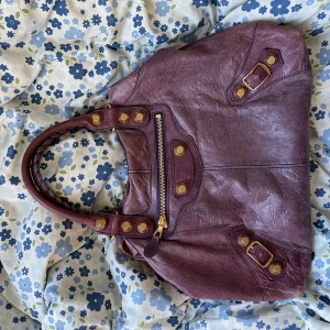 Balenciaga väska  - Lila stor balenciaga väska med guld detaljer! Liknar Filippa Zorz Mouliers väska. Skickar bild på koden som äktenhetsbevis💘