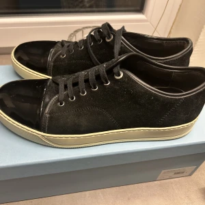 Lanvin capped toe - Uk 8 motsvarar storlek 42 EU. Hyfsat bra skick, skulle säga condition 8/10 men avgör såklart själva. Box och dustbag medföljer