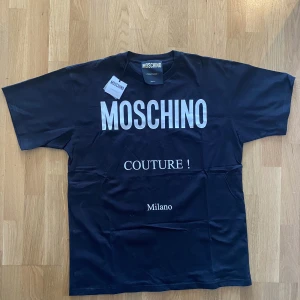 Oversized Moschino t-shirt  - Svart oversized Moschino t-shirt. Oanvänd med lappen kvar. 