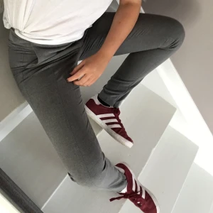 Kostymbyxor  - Grå kostymbyxor i storlek 34 från Selected Femme. Väl använda men fortfarande i bra skick✨ Köpta för 799kr, säljer för 175kr💘