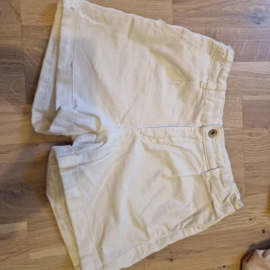 Vita jeansshorts - Jättefina jeansshorts som jag köpte i italien för 1 år sen. Är i jättebra skick då använt de bara 1-2 gånger. Säljer pga de passar inte mig längre 