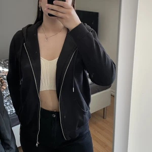 Zip-up hoodie - Säljer en svart zip-up hoodie eftersom att jag har en liknande som sitter större vilket jag gillar mer. Storlek L men skulle säga mer som en M. Använd men har inga defekter.