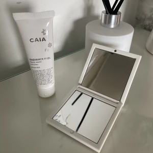 Liten spegel och Glow mask - Säljer en liten spegel och en glow mask ifrån Caia  Fick dessa i julkalendern 2022 men tyvärr inte fått användning av de  Säljs för 150kr+frakt för båda eller 50kr+frakt för spegeln och 100kr+frakt för masken🩷