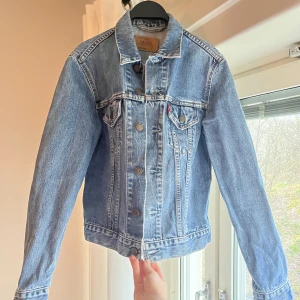 Vintage Levis jeansjacka - Välbevarad Levis jeansjacka i storlek M men liten i storleken. Jag har vanligtvis strlk S och den är lite för stor.