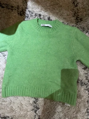 Stickad tröja  - Säljer dena jättefina tröjan från zara 💓 Knappt använd. Säljer pga att den är förliten💗Dena är perfekt för sommarkvällar 💘  Köparen står för frakt 😊💗