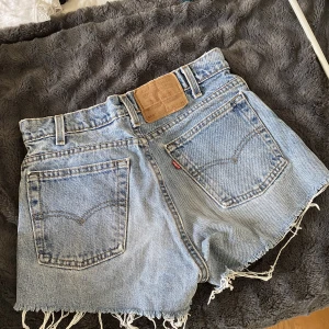 Jeansshorts - Säljer dessa jeansshorts från Levis, sparsamt använda o säljer pga blivit för små. Köparen står för frakten