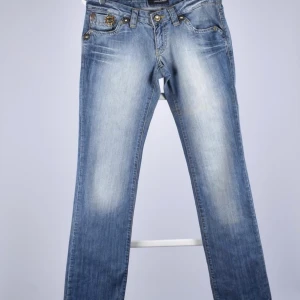 Dsquared jeans raka med detaljer - Raka dsquared jeans. Skiiit snygga men va lite för stora för mig i midjan 