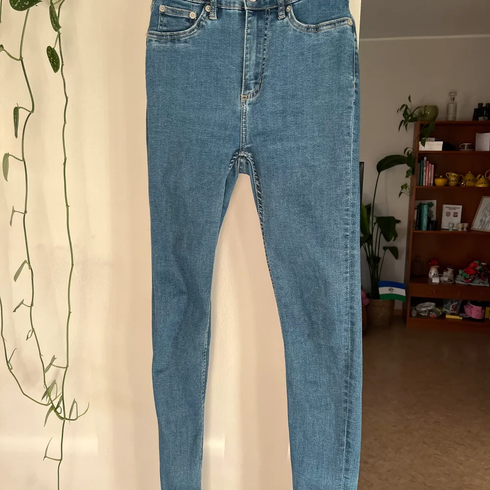 Jeans storlek s från lager 157, knappt använda då det inte riktigt är min stil. . Jeans & Byxor.