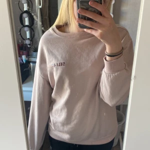 sweatshirt från hm - säljer nu min fina sweatshirt från hm som knappt är använd!❤️ Den har fläckar på en mudd (se bild 3) därav det billiga priset! Priset kan diskuteras❤️