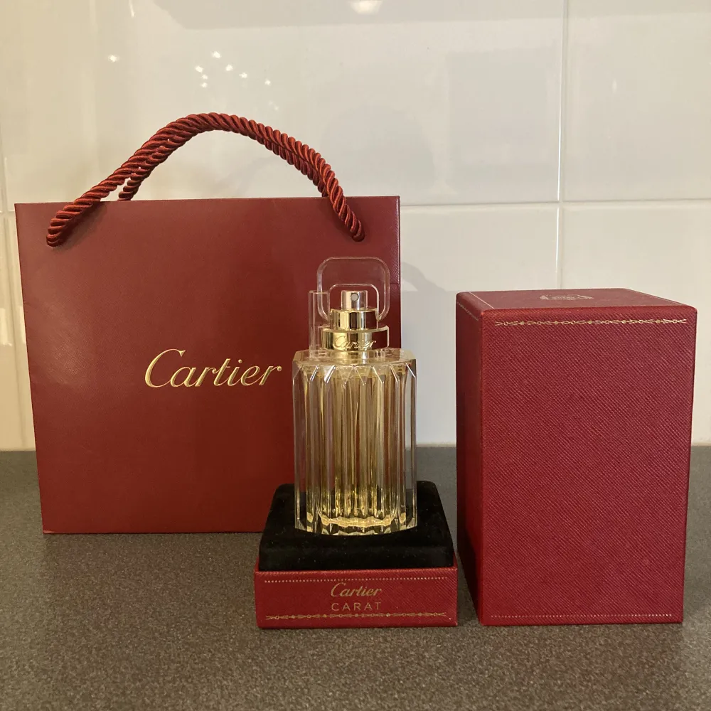 Cartier Carat Eau de Parfum 100 ml Endast testad  Säljs med förpackning och påse  Nypris 1720kr Mer info: https://www.cartier.com/sv-se/cartier-carat-eau-de-parfum_cod25372685655520716.html?share=%7B%22size%22%3A%22100%22%7D#dept=EU_Carat_Women-Fragrances. Övrigt.