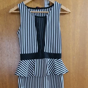 Klänning - En mycket elegant klänning, lämplig för fest eller cocktail. I perfekt skick.  Storlek s.