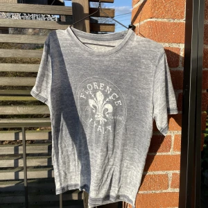 T-shirt med tryck - Blå t-shirt med trycket ”Florence Italy”. Luftig. Storlek S. Säljes i befintligt skick.