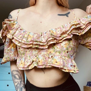 Floral crop top  - Unik croppad topp i somrigt mönster. Använt en gång. 