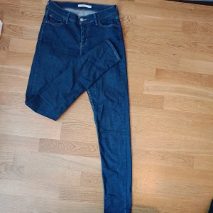 Snygga jeans från Levis - Tighta snygga jeans från Levis. Är som nya, använd få gånger!  Skicka ett meddelande för fler frågor!