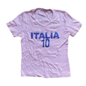 y2k italy glitter topp - snygg tshirt med blått glitter tryck från italien. Köparen står för frakt. Använd gärna ”köp nu” 💓