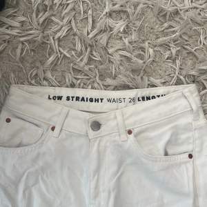 Lågmidjade vita straight jeans! Nästan helt oanvända. Og pris 500